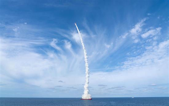 9月15日9时23分，我国在黄海海域用长征十一号海射运载火箭，采取“一箭九星”方式将“吉林一号”高分03-1组卫星送入预定轨道，发射获得圆满成功。 新华社 图